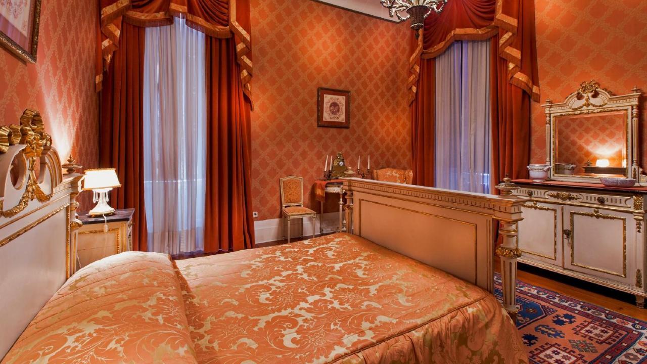 Palace Hotel Do Bussaco Luso  Luaran gambar A suite at the hotel