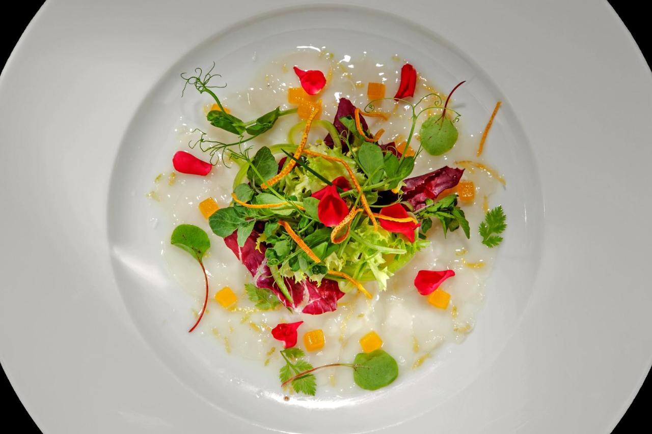 Palace Hotel Do Bussaco Luso  Luaran gambar A salad with edible flowers