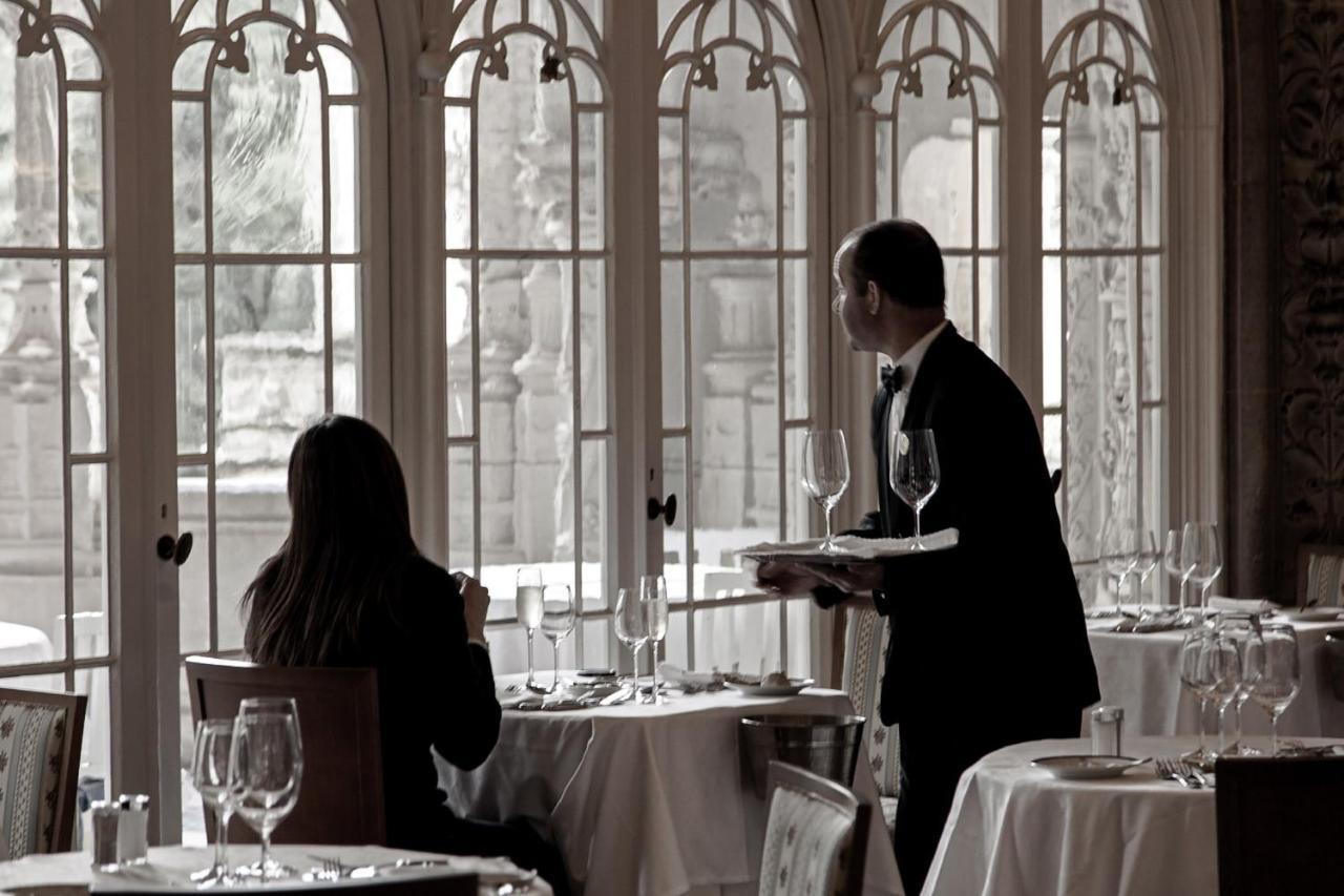 Palace Hotel Do Bussaco Luso  Luaran gambar A waiter serving a guest