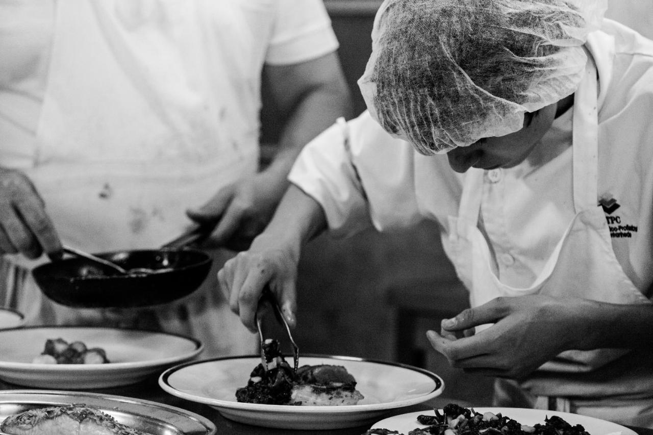 Palace Hotel Do Bussaco Luso  Luaran gambar A chef plating a dish